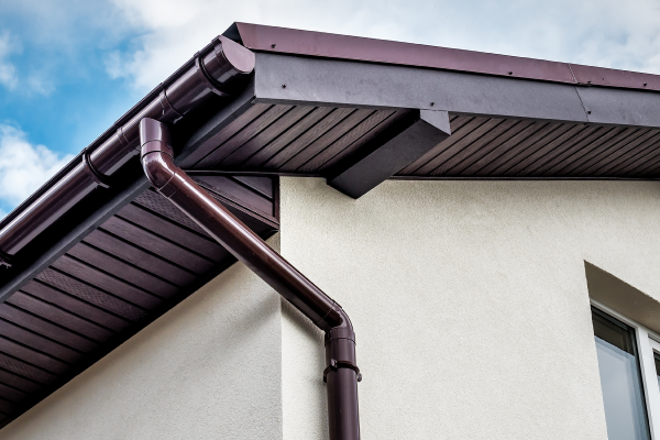 外壁塗装と雨樋・板金工事の仕上がりイメージ。